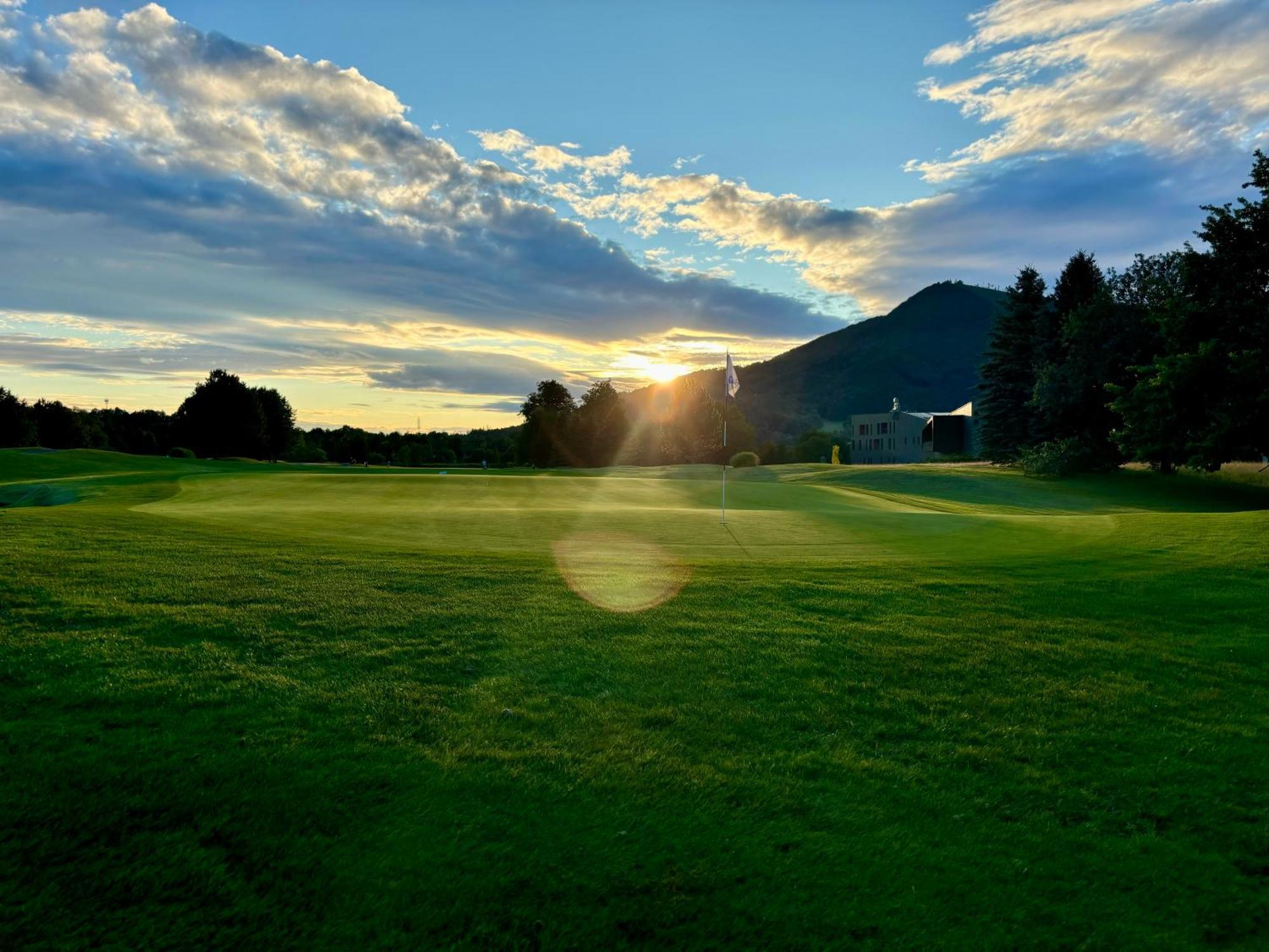 Teehouse Golf Apartment Челадна Экстерьер фото