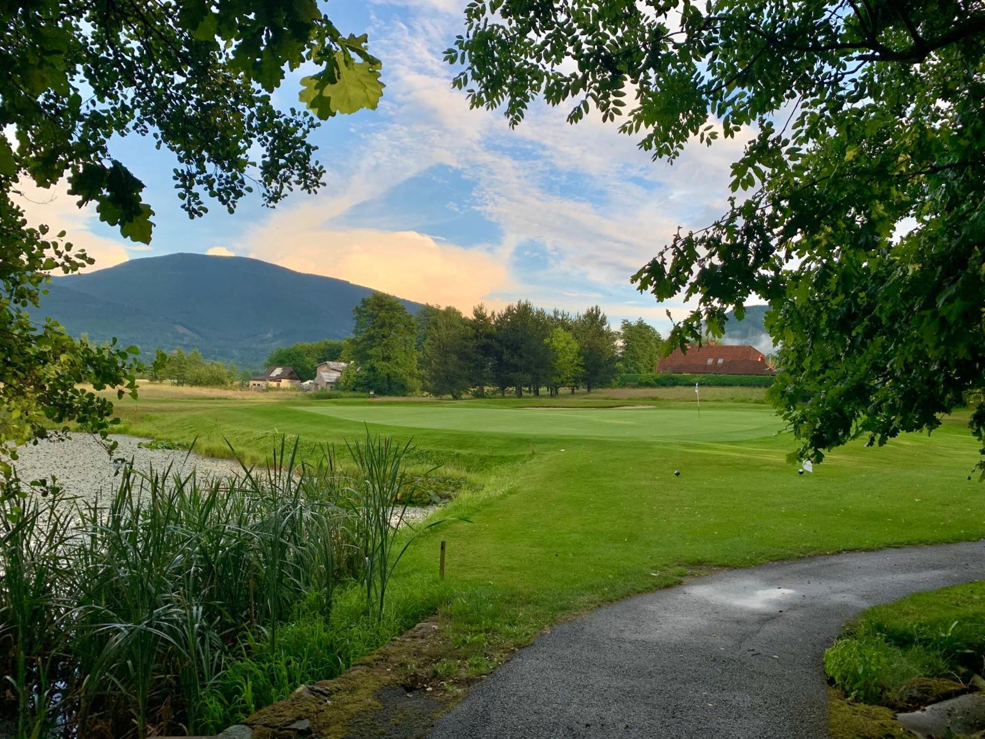 Teehouse Golf Apartment Челадна Экстерьер фото